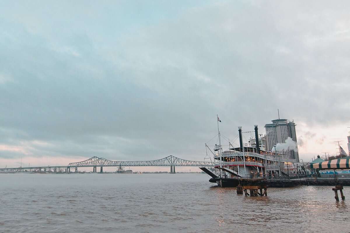 Paddlewheeler Creole Queen