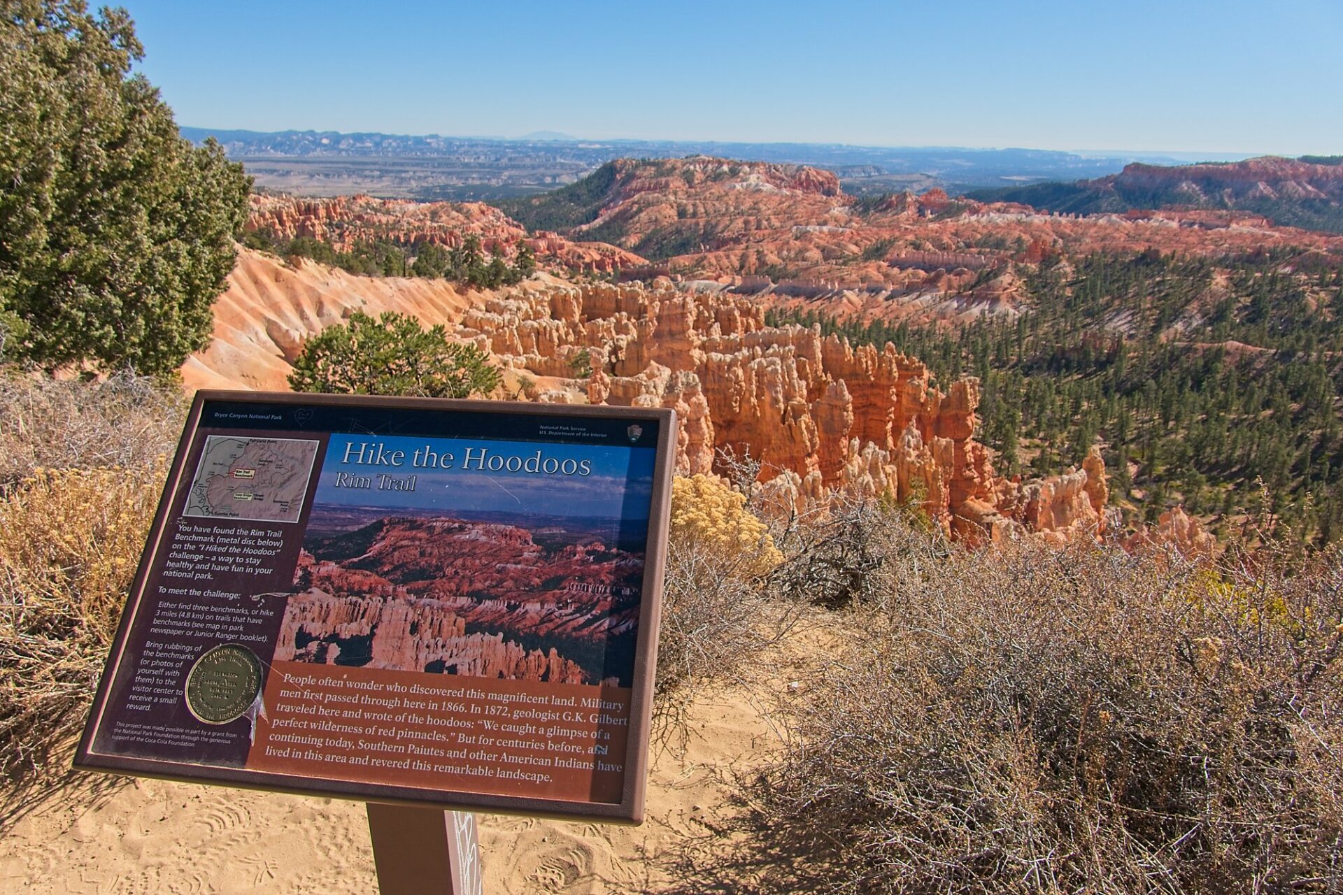 A sign for the Rim Trail hike in Bryce Canyon National Park